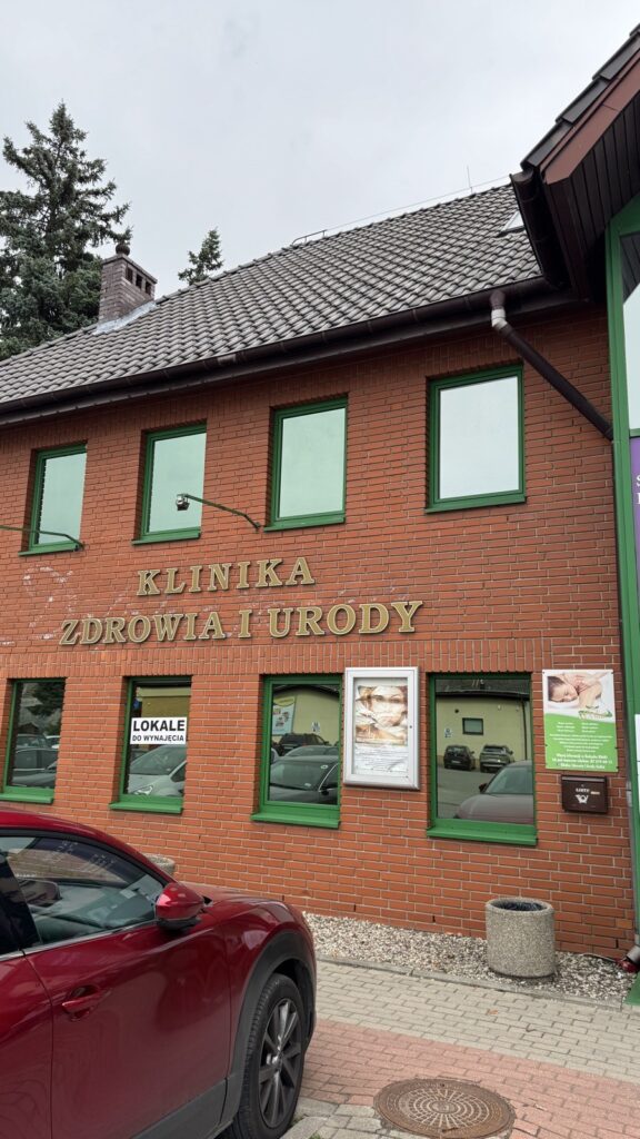 Napis Goliat na budynku