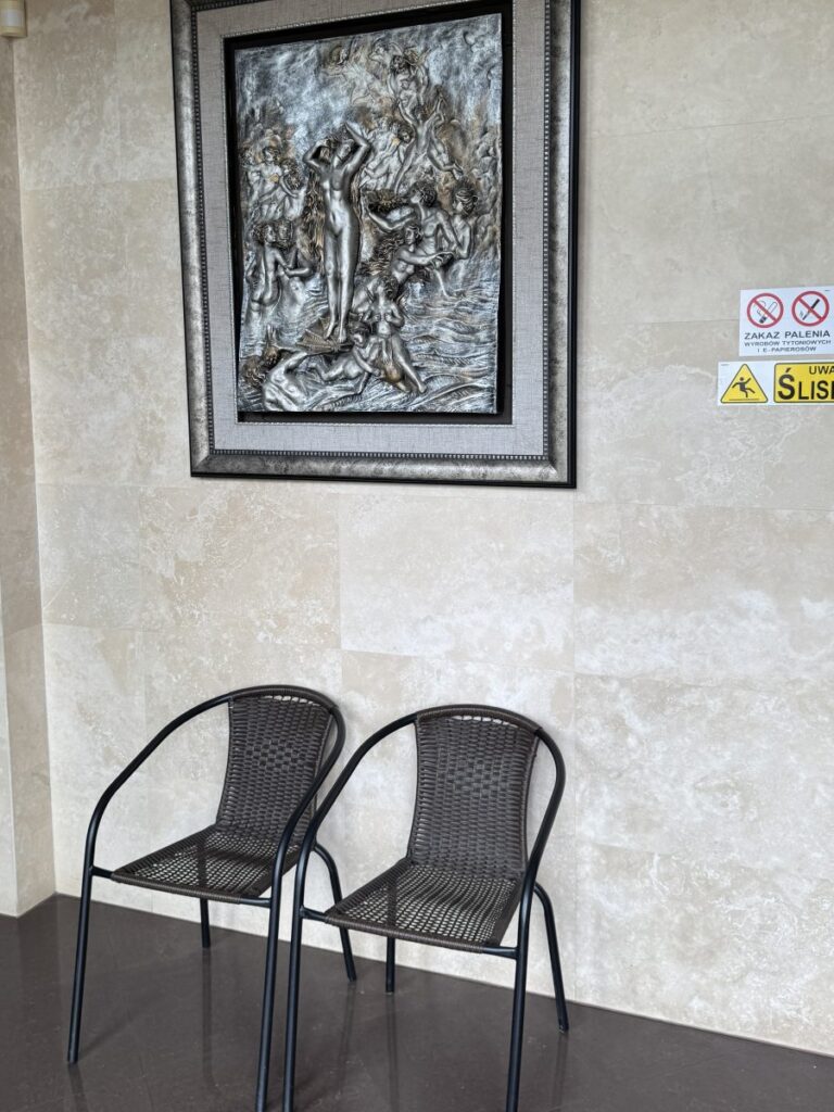 Korytarz z obrazem i miejscami do siedzenia